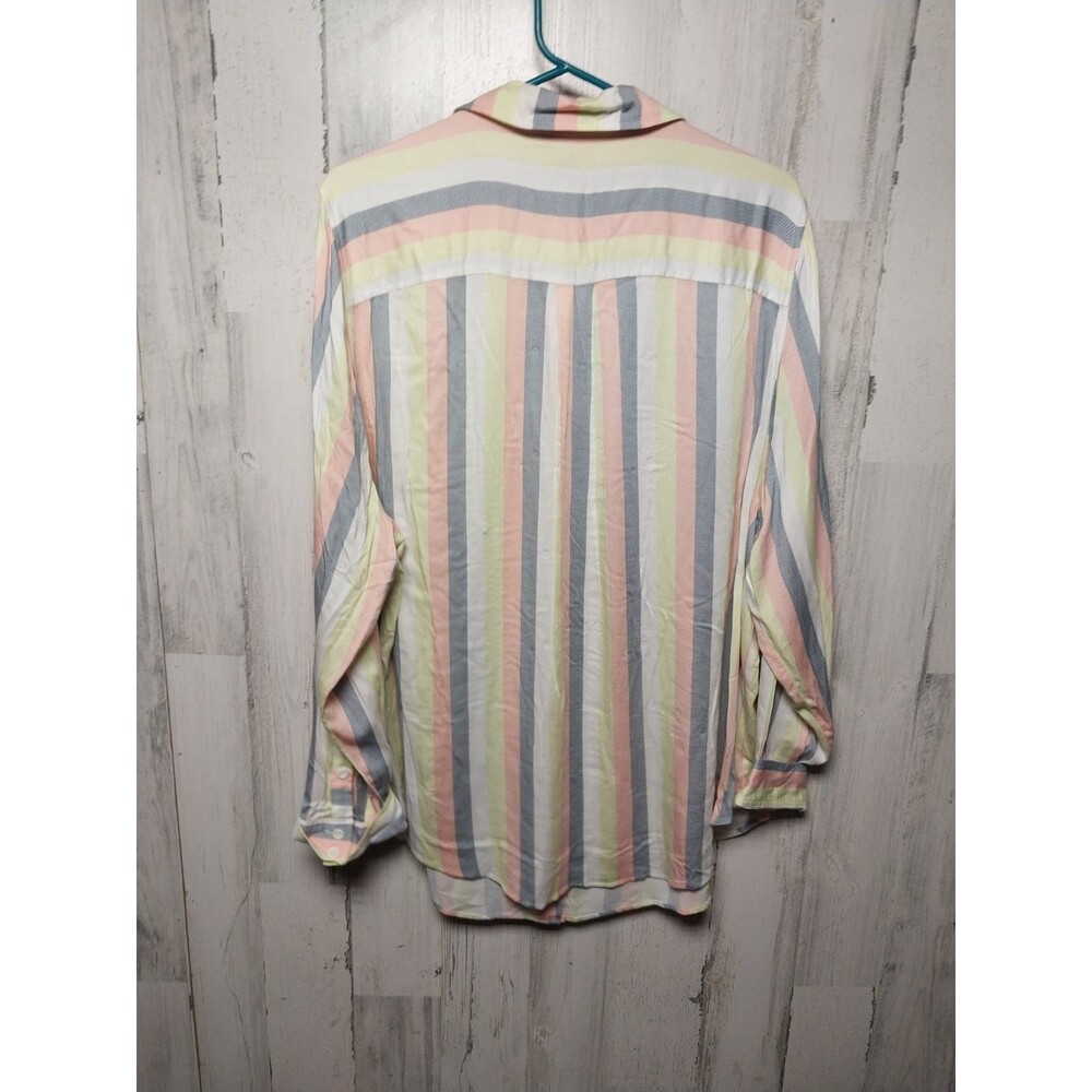 Torrid Women's Striped Button Up Blouse Size 3 22/24 Pastel Colors Spring - Picture 4 of 6
